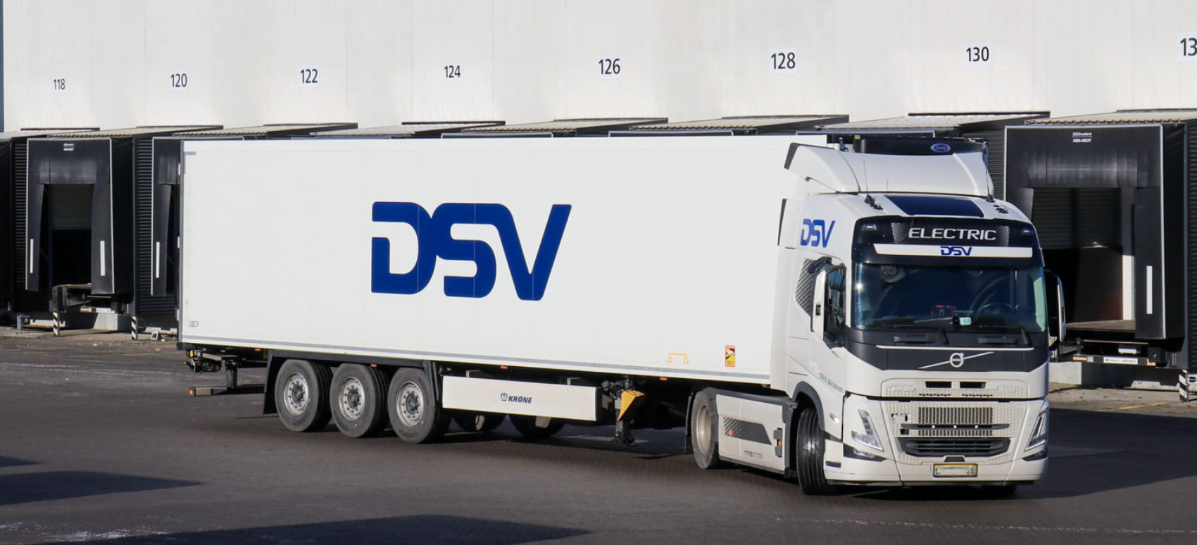 DSV ellastbil holder foran DSV lager